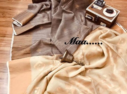 Matka silk saree with Muslin jamdani weaved pallu and contrast blouse n border